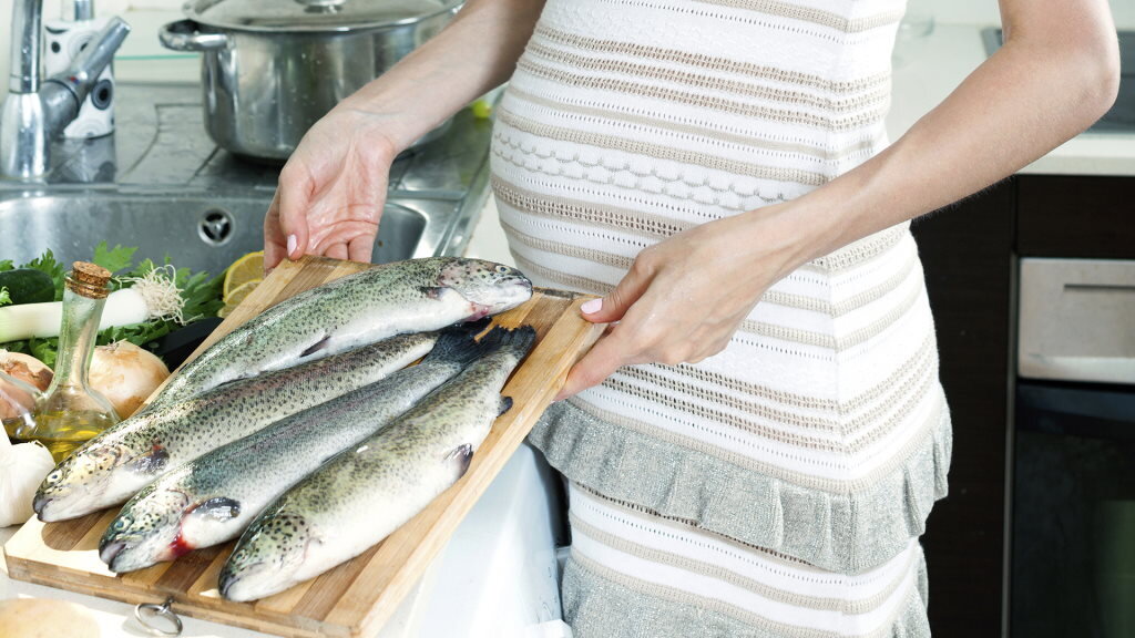 Baixo consumo de peixe durante gravidez pode afetar neurodesenvolvimento das crianças