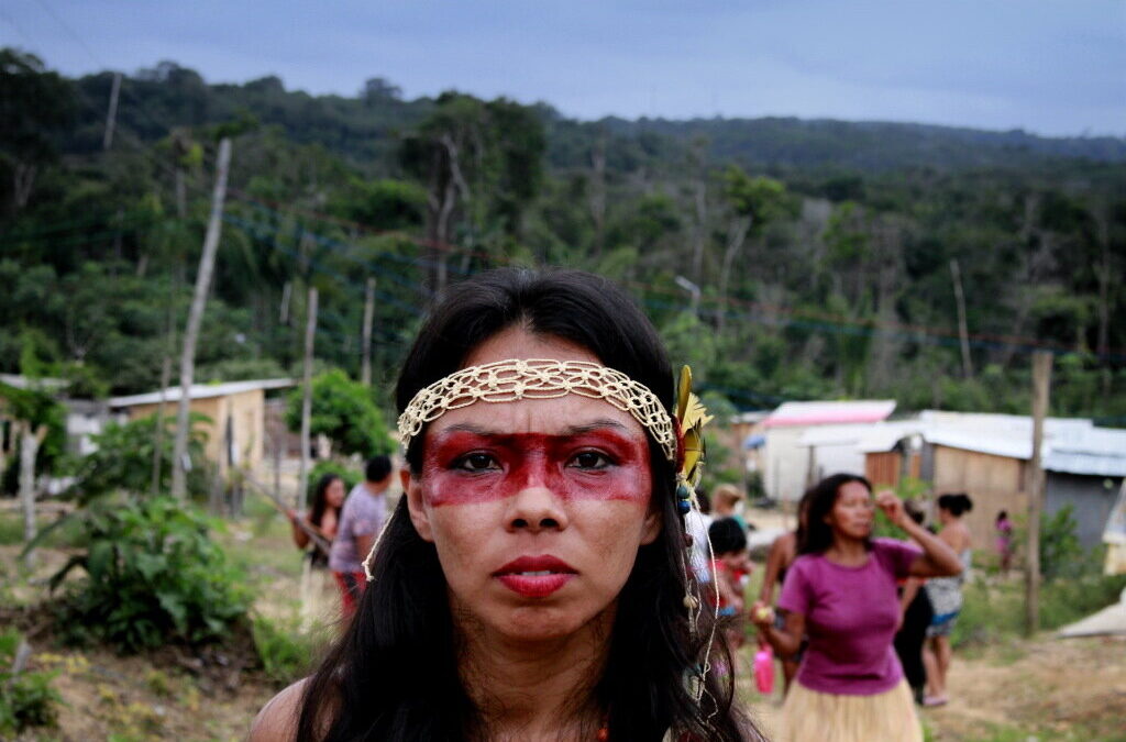 Bolsonaro veta obrigação de fornecer água e camas de hospital a indígenas