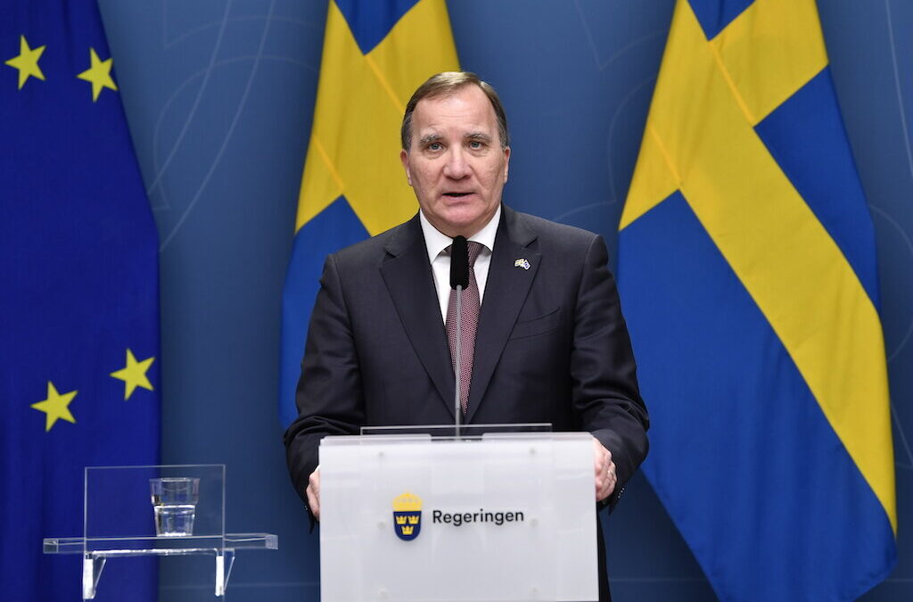 Primeiro-ministro da Suécia diz que autoridades de saúde avaliaram mal ressurgimento do vírus