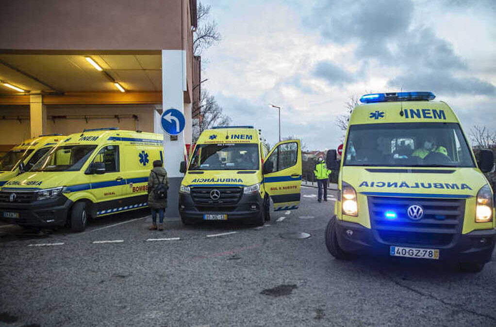 Dezenas de ambulâncias parqueadas em hospitais