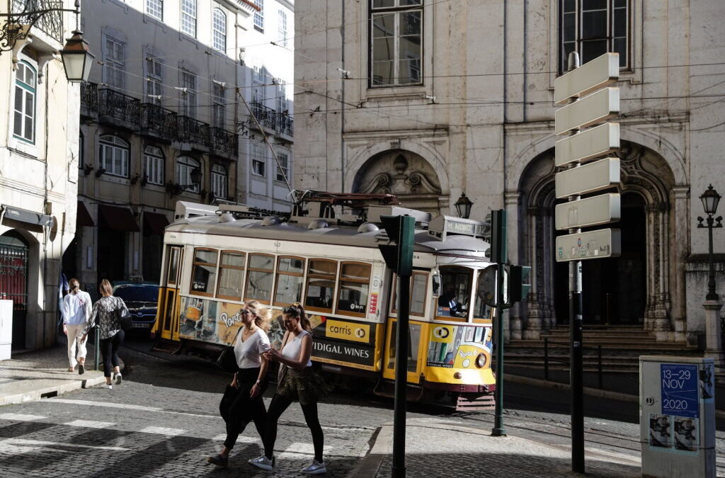 Quatro pessoas feridas após descarrilamento de elétrico em Lisboa