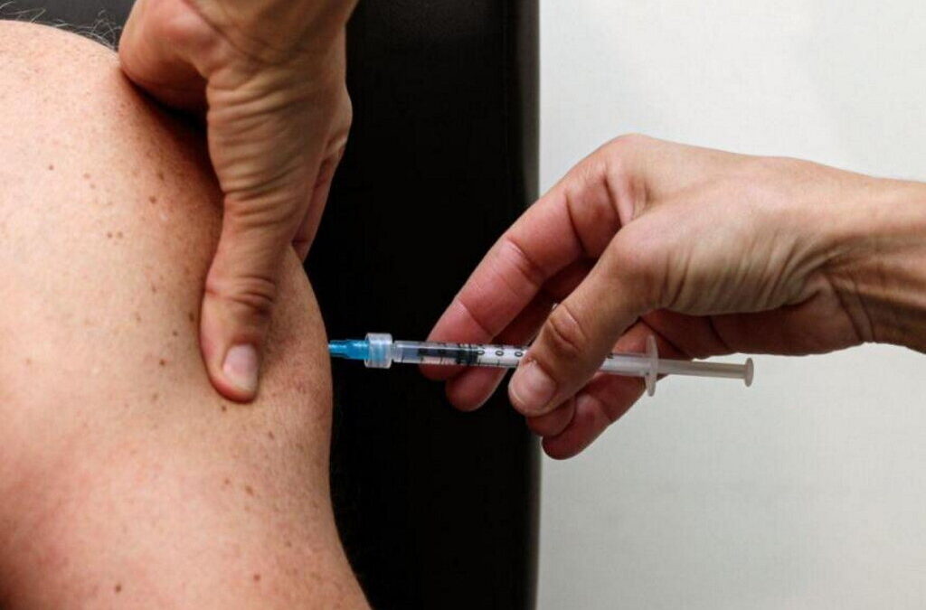 Cinco mortos e 1.231 infetados entre pessoas com vacinação completa