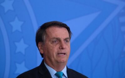 Bolsonaro muda ministro da Saúde em pleno pico da pandemia e escolhe cardiologista
