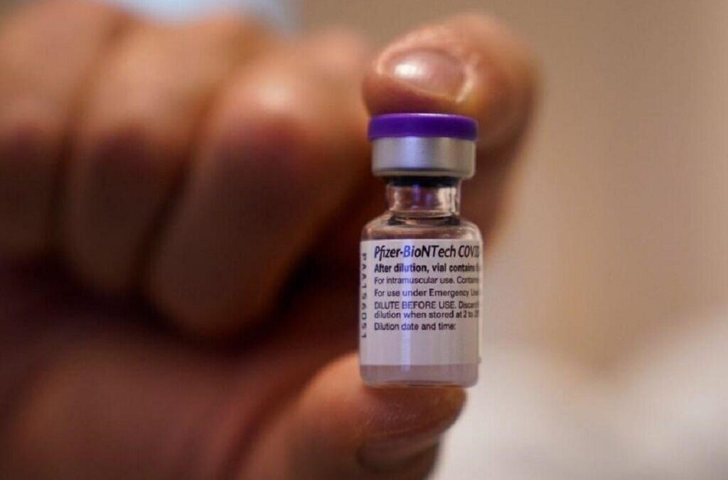 Vacina da Pfizer com eficácia de 97% em casos sintomáticos e graves
