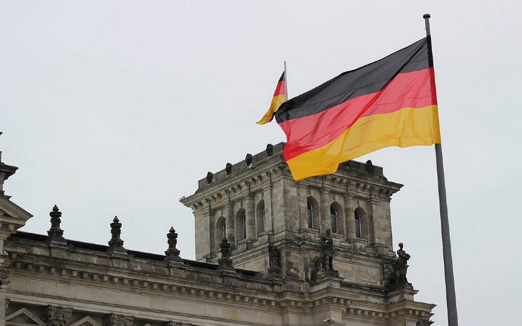 Parlamento alemão aprova endurecimento controverso da lei contra coronavírus