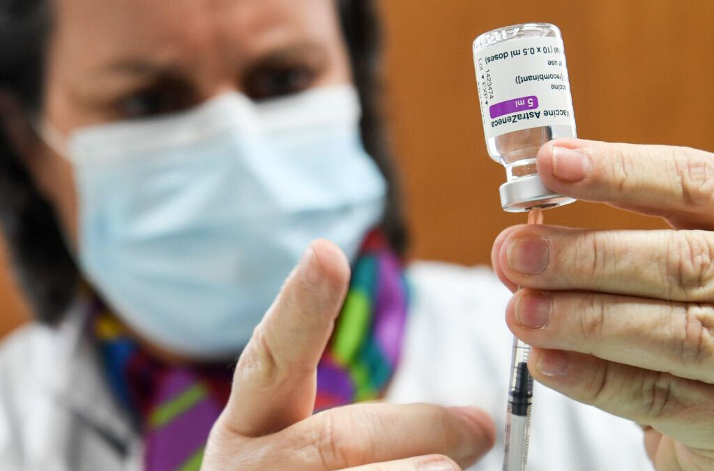 Mais de trinta mil romenos cancelaram consultas para receber vacina da AstraZeneca