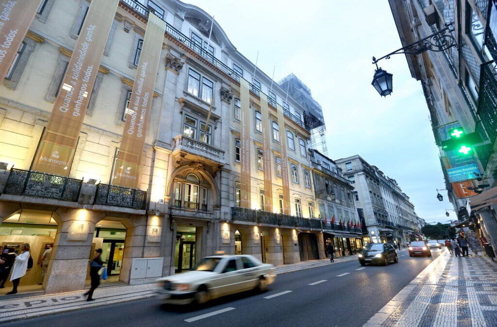 Comerciantes de Lisboa dizem que venda ao postigo é “medida falhada” do Governo