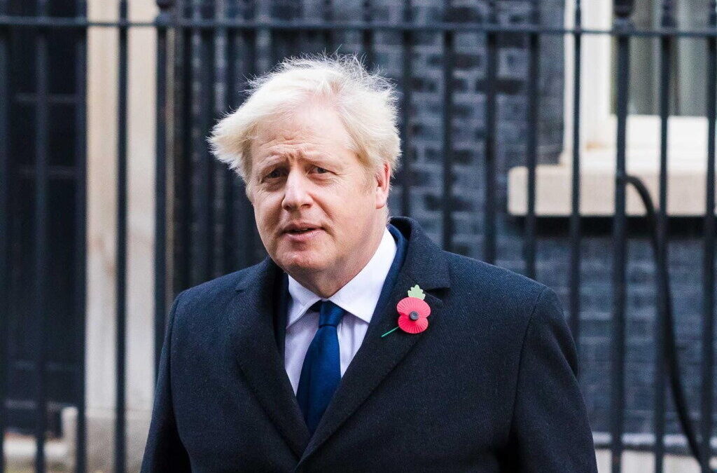 Boris Johnson ligará a líderes europeus para impedir proibição das exportações da vacina para o Reino Unido