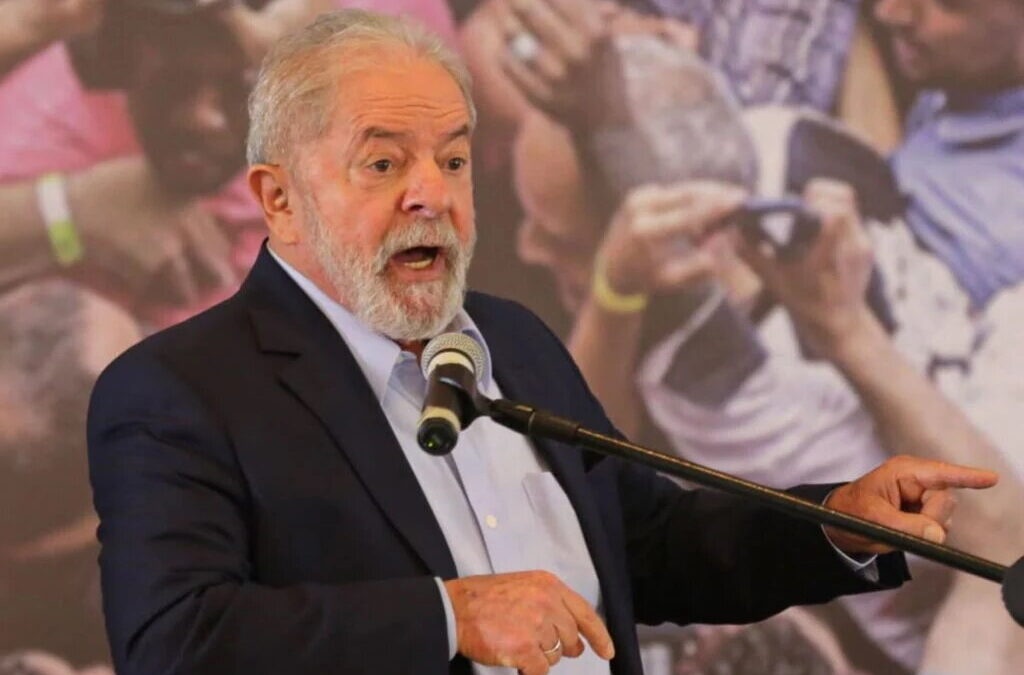 Lula defende vacina e pede aos brasileiros para que não sigam “nenhuma decisão imbecil” de Bolsonaro