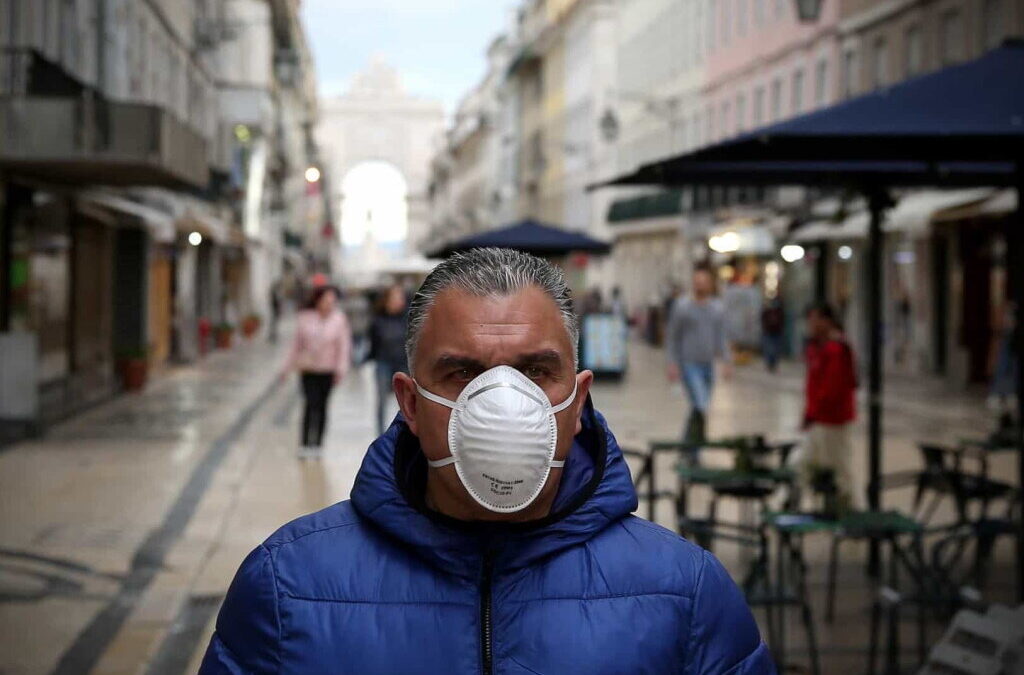 Pessoas com sintomas infeção respiratória devem usar sempre máscara