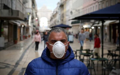 Pessoas com sintomas infeção respiratória devem usar sempre máscara