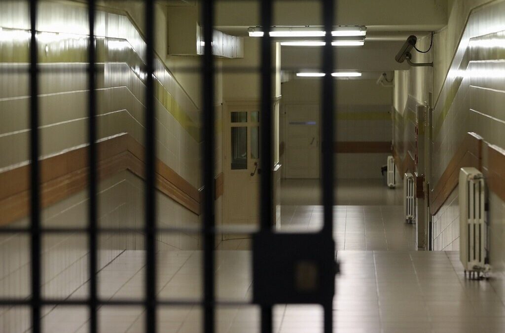 Amnistia Internacional alerta que prisões podem tornar-se viveiros da Covid-19