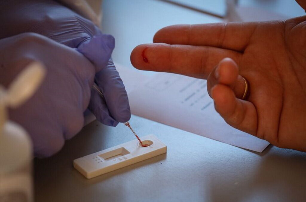 Testes rápidos podem ser adquiridos sem receita médica em farmácias a partir de sábado