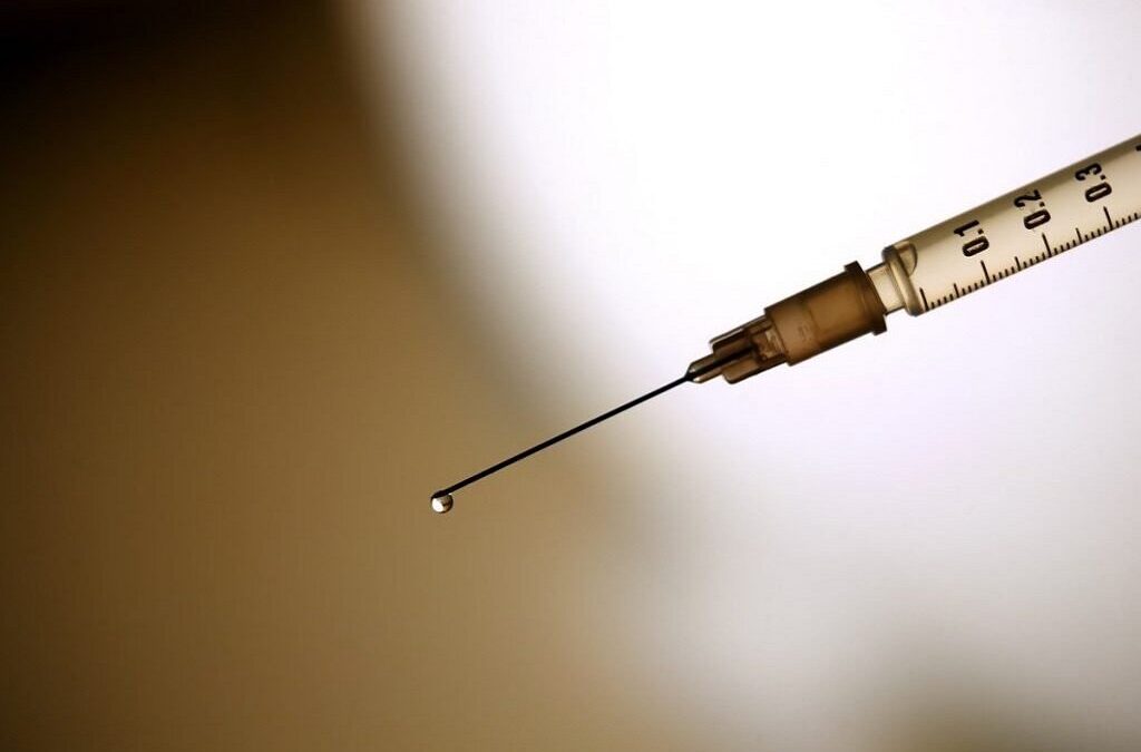 Irão autoriza uso de emergência da sua primeira vacina sem ter concluído os ensaios clínicos