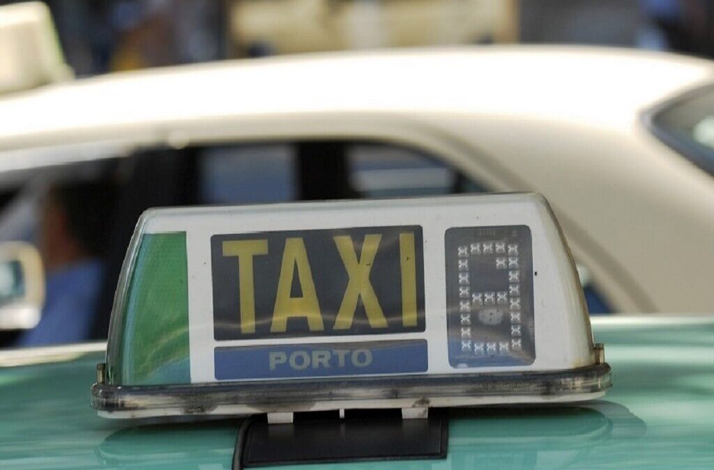Ocupação máxima dos bancos traseiros de táxis e TVDE permitida em 14 de junho