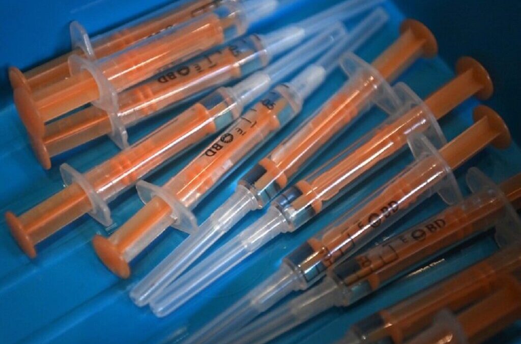 Vacinas contra a Covid-19 recebidas por Cabo Verde não são de lotes suspensos na Europa, esclarece regulador