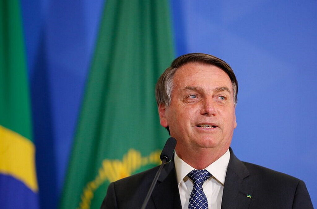 Bolsonaro diz que quem vota num homem como Lula da Silva “merece sofrer”