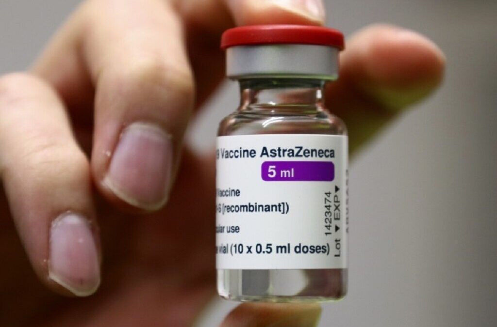EMA conclui “possível ligação” de vacina da AstraZeneca e coágulos mas insiste em benefícios