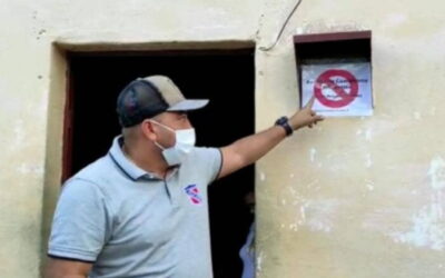 Cartazes identificam casas de pessoas com teste positivo na Venezuela