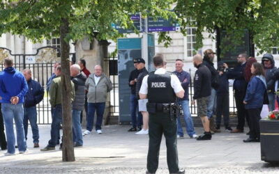 Apelos à paz na Irlanda do Norte após manifestação em Belfast que degenerou em violência