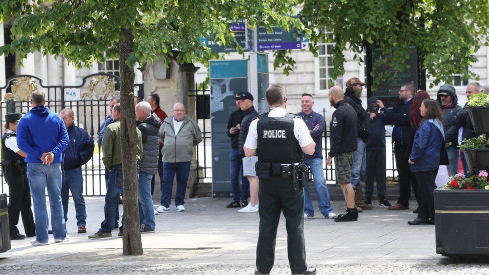 Apelos à paz na Irlanda do Norte após manifestação em Belfast que degenerou em violência