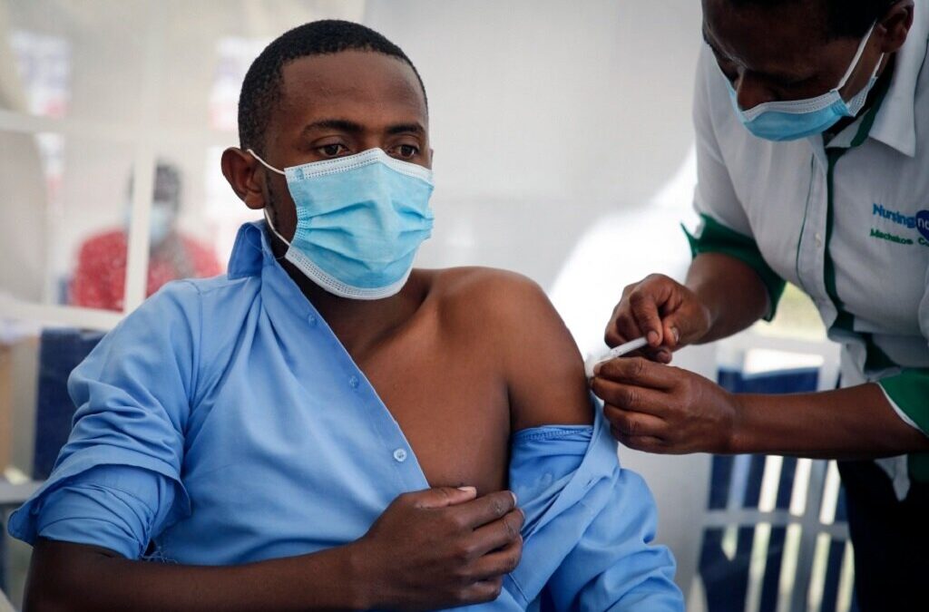 Fundação Mo Ibrahim quer países ricos a partilharem 5% das suas vacinas