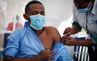 Fundação Mo Ibrahim quer países ricos a partilharem 5% das suas vacinas