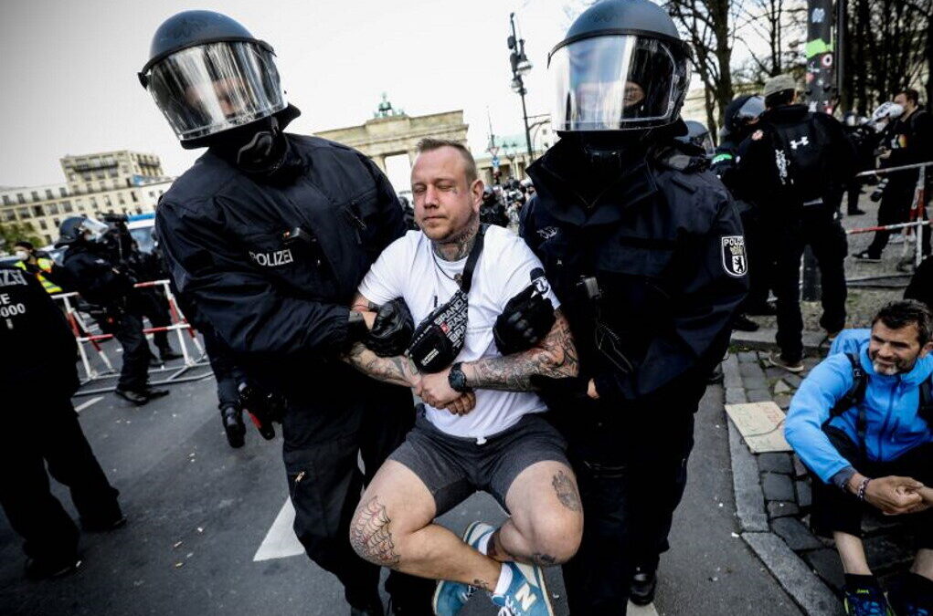 Restrições na Alemanha aumentam clima de tensão entre manifestantes e polícia