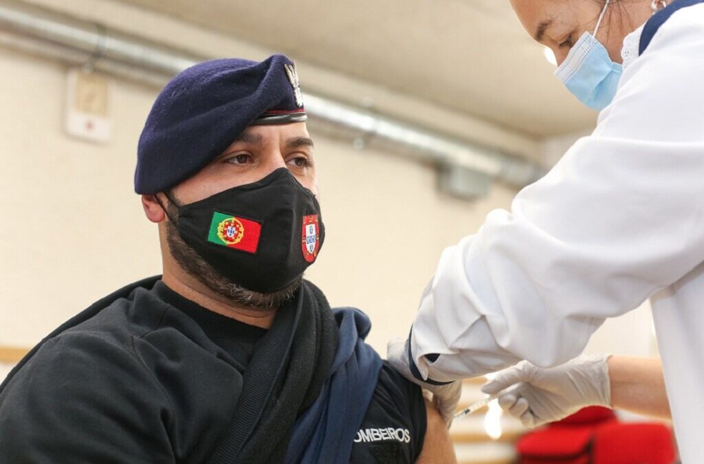 Todos os bombeiros vacinados com a primeira dose até ao final da semana, diz Eduardo Cabrita