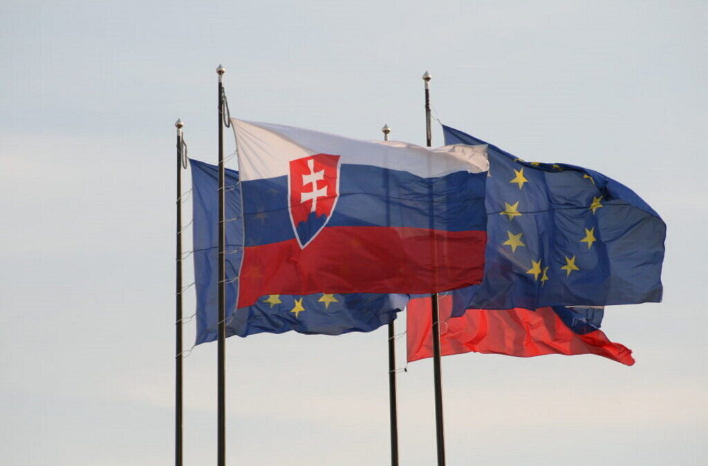Novo Governo eslovaco toma posse depois de crise causada por vacinas