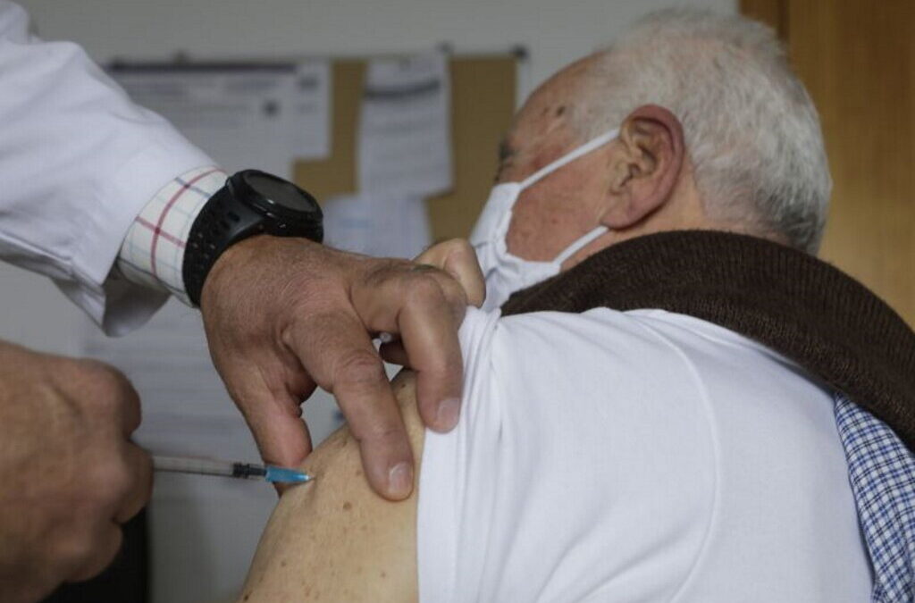 Estudo aponta que vacinas de mRNA conferem “proteção substancial” dos idosos