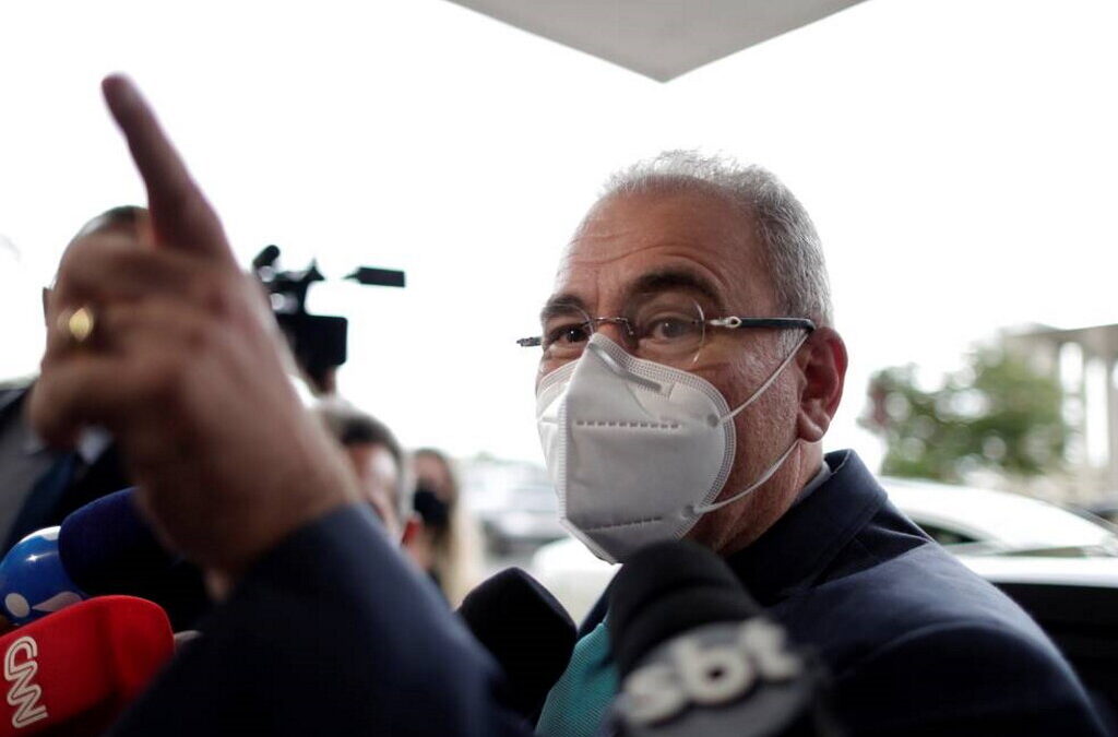 Ministro brasileiro diz que vacinar 10 milhões não é igual a 180 milhões