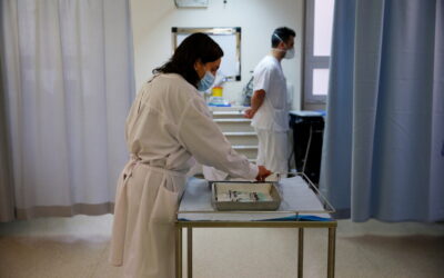 Profissionais que contraíram a Covid-19 devem ser vacinados, defendem médicos