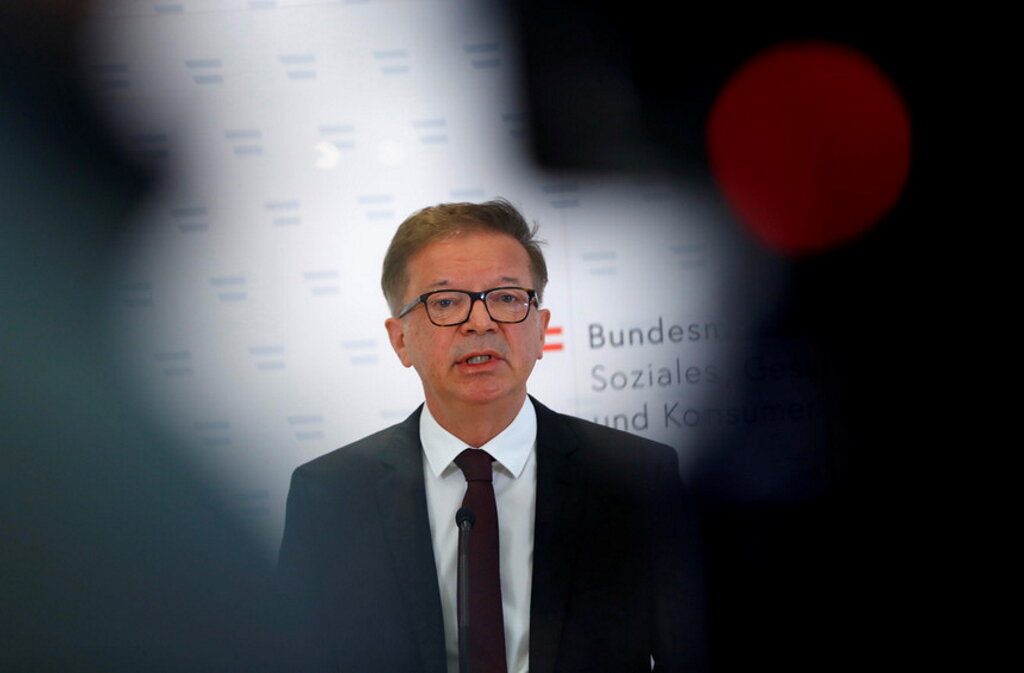 Ministro da Saúde austríaco demissionário afirmando-se exausto e sem apoio