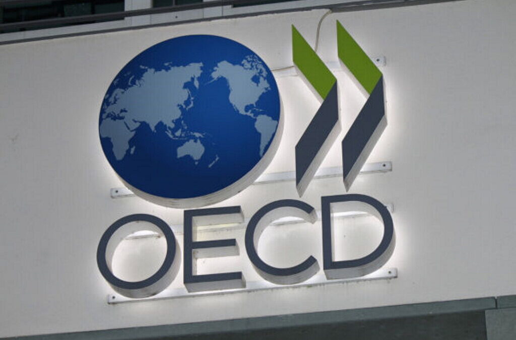 Cai taxa de desemprego na OCDE para 6,5% em março, mas mantém-se acima do nível pré-pandemia