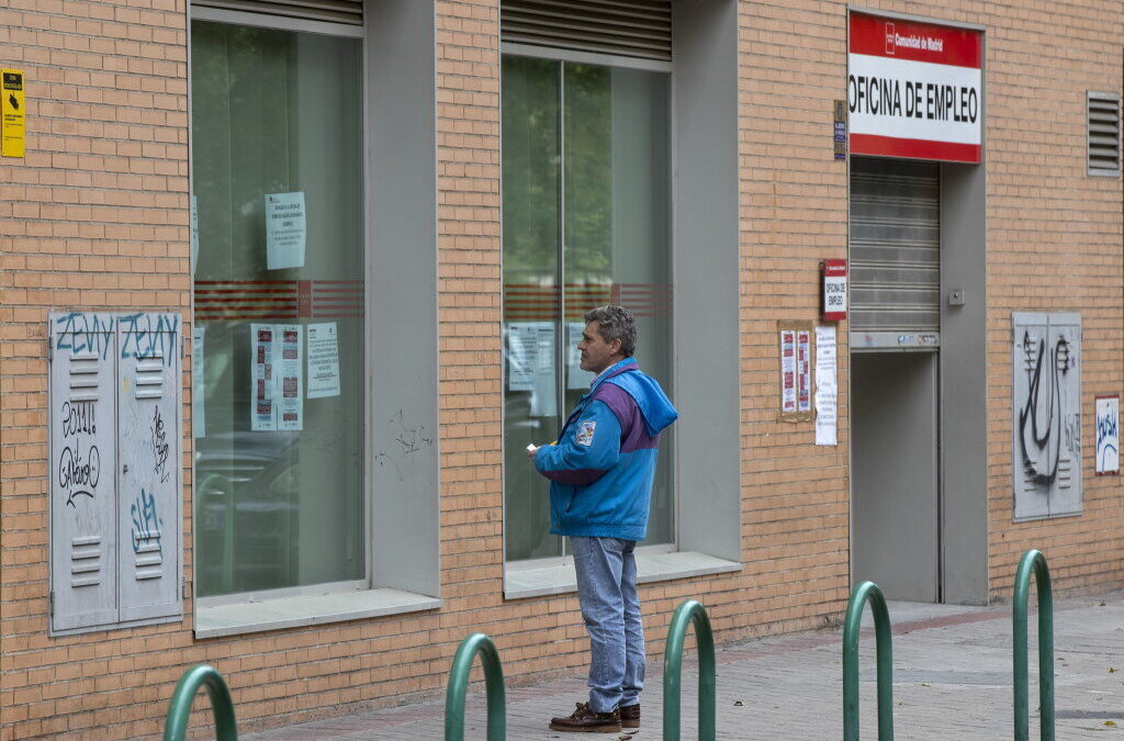 Baixa número de desempregados em Espanha no mês de março