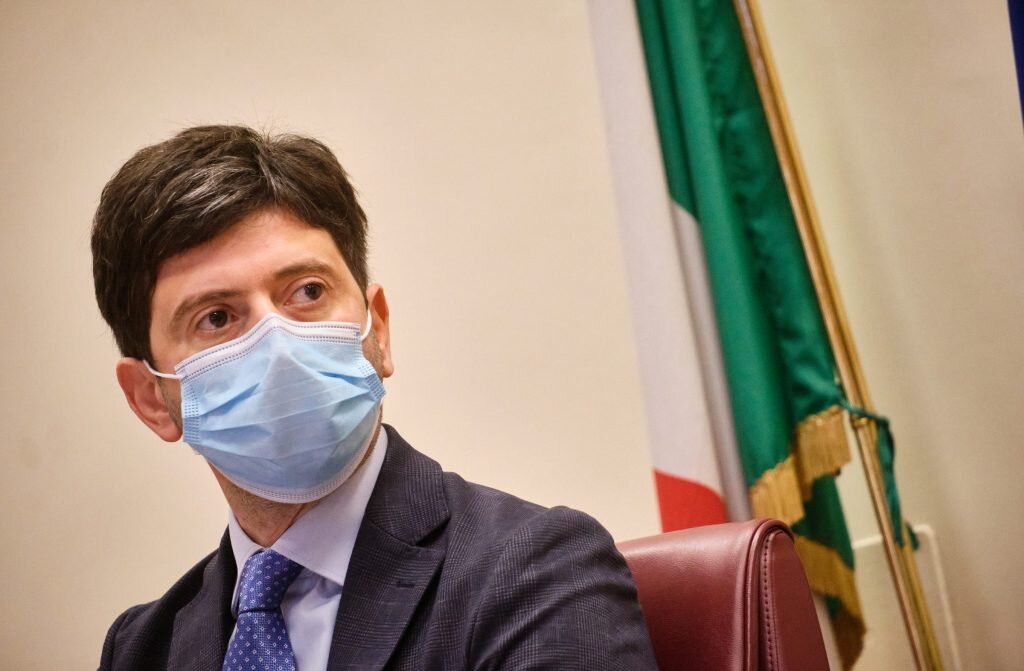 Itália prioriza vacinação com AstraZeneca a maiores de 60 anos por segurança