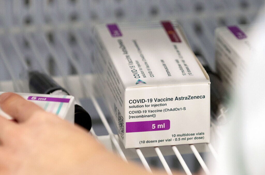 Queixa da União Europeia contra AstraZeneca visa entrega de 300 milhões de vacinas até junho