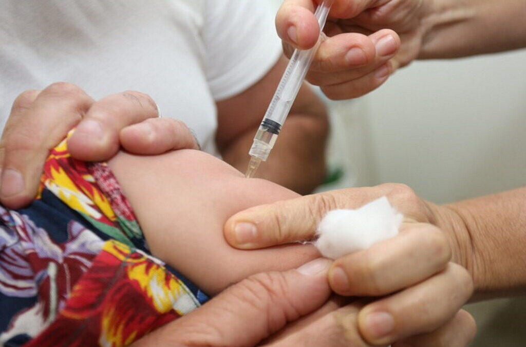 ECDC apoia vacinação de crianças e quer as que correm risco em grupo prioritário