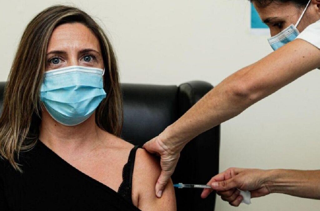 Fisioterapeutas alertam para não cumprimento da norma das prioridades na vacinação
