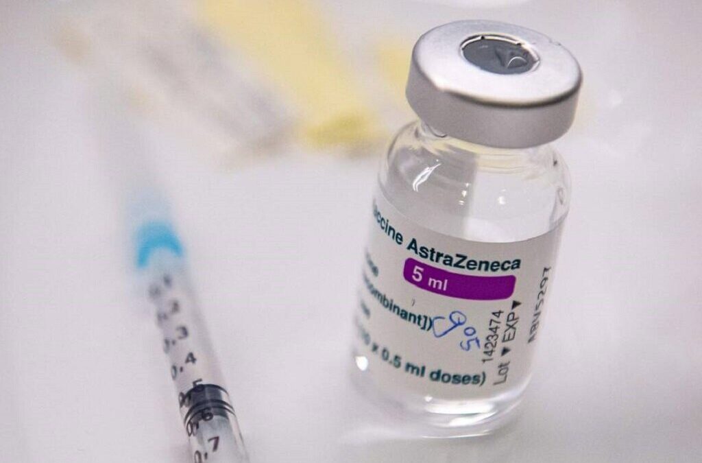 Reino Unido limita vacina AstraZeneca a maiores de 40 anos