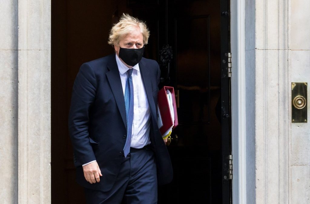 Boris Johnson garante que tentou “minimizar a perda de vidas” no início da pandemia