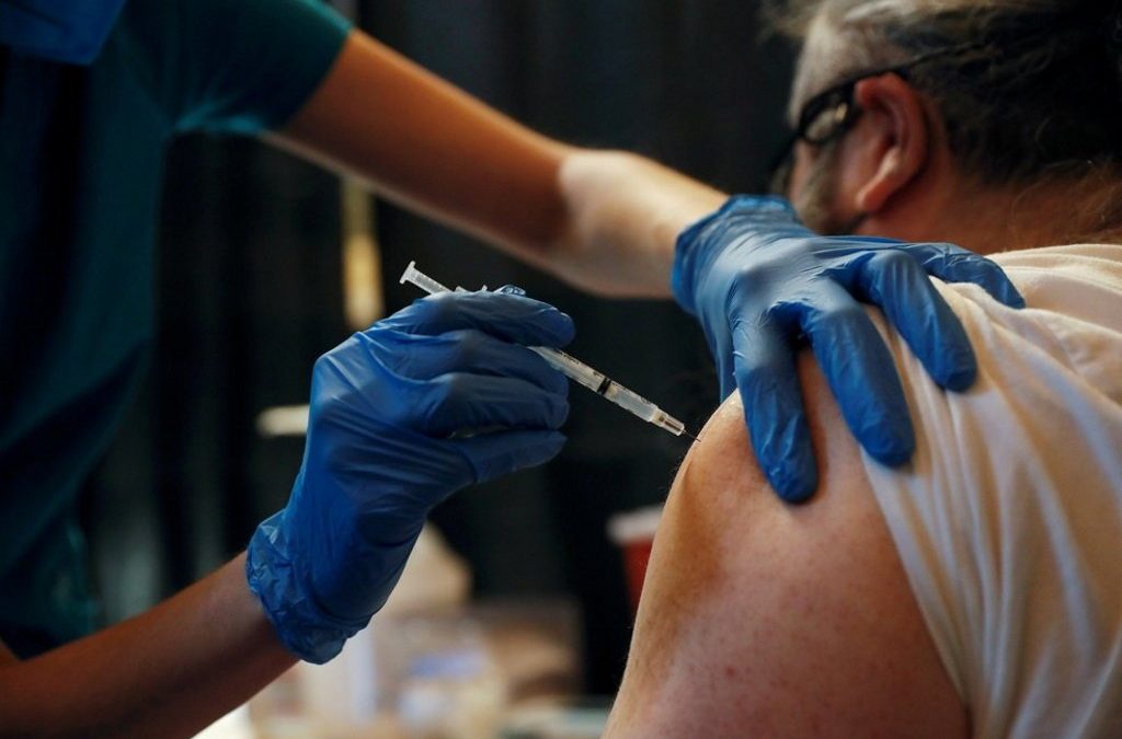 Quase metade dos adultos da UE já recebeu primeira dose da vacina, garante Comissão Europeia