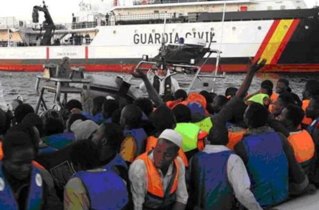 Mais 917 migrantes chegam à ilha italiana de Lampedusa