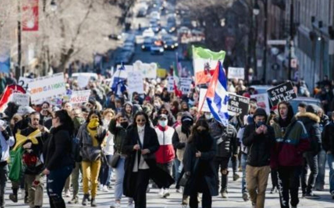 Dezenas de milhares manifestam-se na cidade canadiana de Montreal contra as restrições