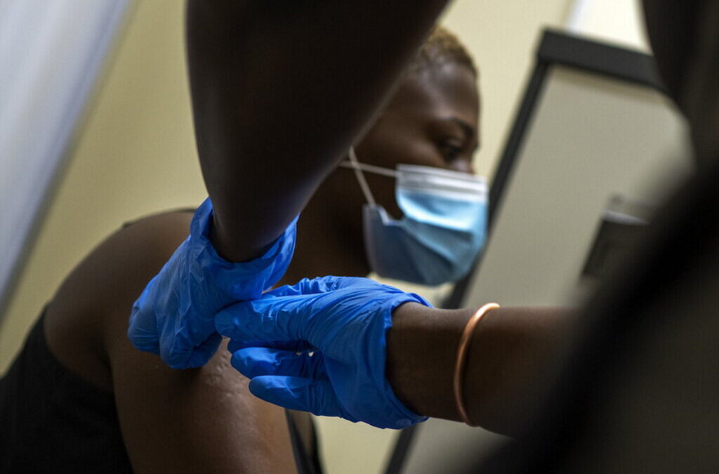 Maiores de 60 anos começam a ser vacinados na África do Sul