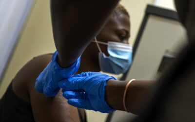Maiores de 60 anos começam a ser vacinados na África do Sul