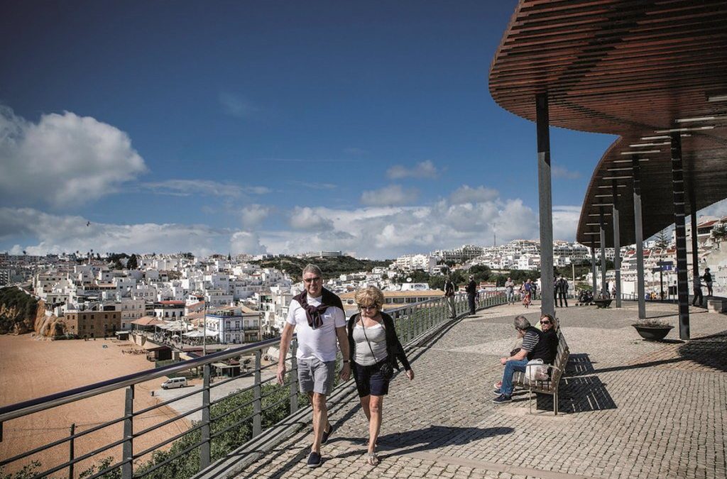 Especialistas afirmam que Portugal assume “risco controlado” ao receber turistas britânicos