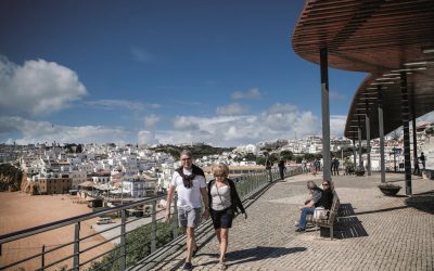 Especialistas afirmam que Portugal assume “risco controlado” ao receber turistas britânicos