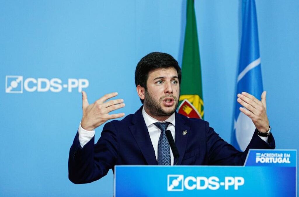 CDS-PP acusa Eduardo Cabrita de falta de “dignididade institucional e educação”